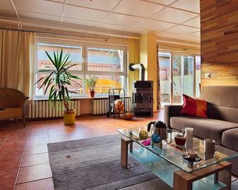 barrier-free, senior-friendly apartment - Jarmen - Sala de estar