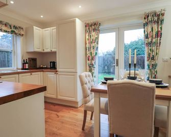 Squirrel's Leap, Pet Friendly, With A Garden In Micheldever - Winchester - Kitchen