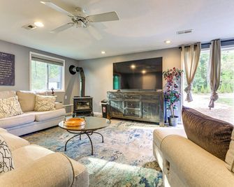 Large Yard w/ Pond: Family Retreat in New Albany! - New Albany - Living room