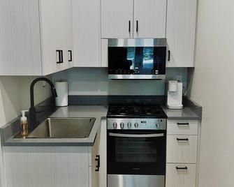 Outlaw Inn Unit 1. Modern, newly remodeled unit. Steps from Main Street! - Ouray - Kitchen