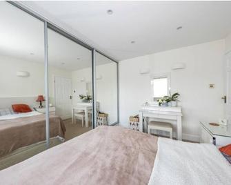 Beaconsfield House, Modern, recently refurbished, self check-in, near Luton Airport - Luton - Sypialnia
