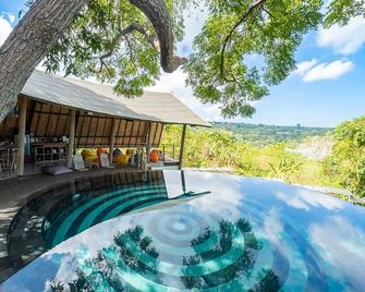 Bong Lux Hostel - Nusa Penida - Pool
