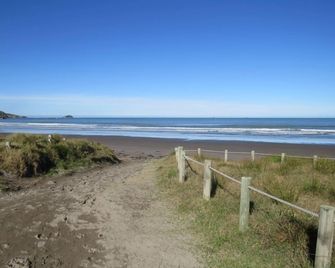 Two Palms - Gisborne - Strand