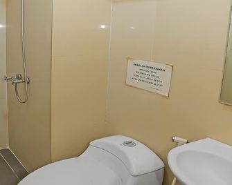 Townhouse Oak Hotel Fiducia Pasar Minggu - Jacarta - Casa de banho