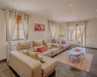 Country House 'Los Alisos' with Private Pool, Private Terrace and Wi-Fi - Coca - Living room