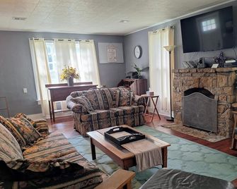 Renovated Bungalow with Cozy Gas Fireplace - Iola - Huiskamer
