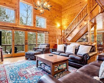 Gorgeous Chalet, Hottub, Close to Mtn, Dogs Ok - Newry - Sala de estar