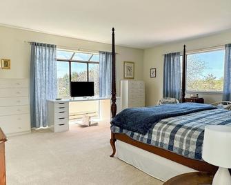 Bright and airy home with sunset views less than a mile to the lake and village - Eagles Mere - Bedroom