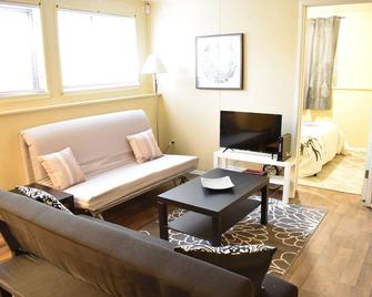 Spacious 4bd/2ba Tri-Level, Sleeps 12 - Detroit - Sala de estar