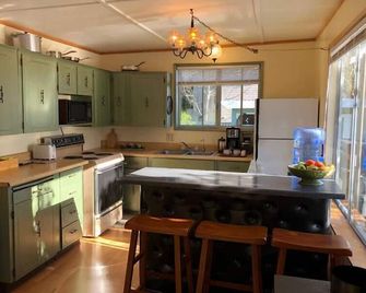 Relaxing Getaway Lake Cabin with Pristine Views - Coos Bay - Kitchen