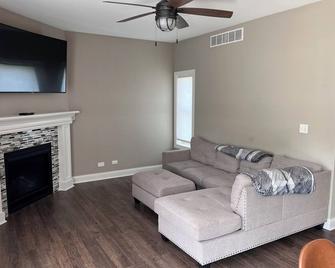 3 Bedroom Family Friendly Haven - Shorewood - Living room
