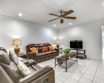 15 Mi to Beach: Modern Coral Springs Home - Coral Springs - Living room