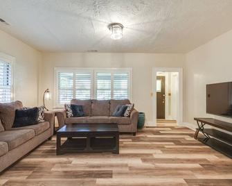 Sunny Turlock Cottage Walk to Downtown! - Turlock - Living room