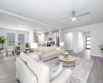 Modern and Spacious 4BR Home in Rosenberg, TX - Rosenberg - Living room