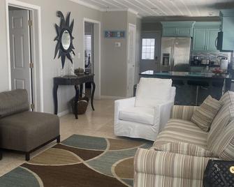 Beach House one block from the ocean. West end of panama city beach. - Freeport - Sala de estar