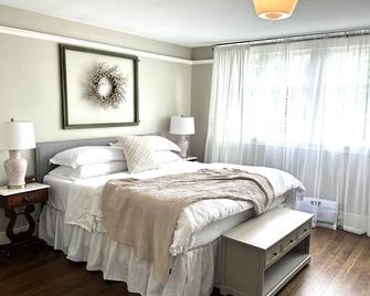 \nRenovated farmhouse on 7 ac sleeps 16, hot tub, horses, AC, BBQ, huge kitchen - Roy - Bedroom