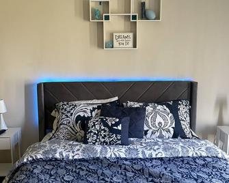Cozy home! Near downtown, St. Francis, mall, Fort Wayne Children's Zoo and more! - Fort Wayne - Bedroom