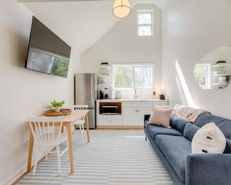 Sweet Tea Cottage 1BR and Loft - Murfreesboro - Living room