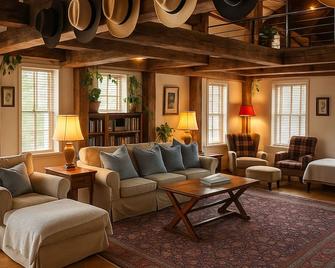 Magical Post And Beam Loft Downtown Newport! - Newport - Lounge