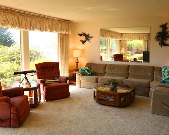 Dunes Coastal Getaway - North Bend - Living room