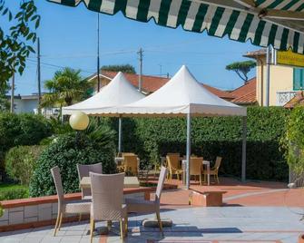 Hotel Gemma Del Mare - Marina Di Pietrasanta - Patio