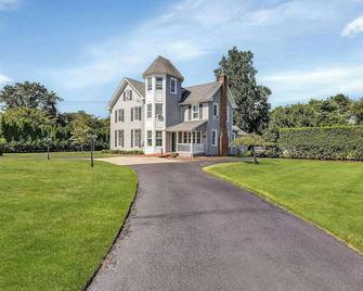 Long Island waterfront beauty sleeps up to 12, just minutes from Great South Bay - Center Moriches - Building