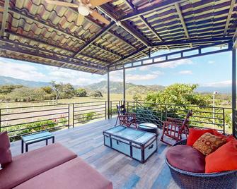 Beautiful farmhouse on a large lot with mountain views & a private pool - Atenas - Balcón