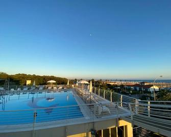 Hotel Joseph - มารินาดิพิเอตราซานตา - สระว่ายน้ำ