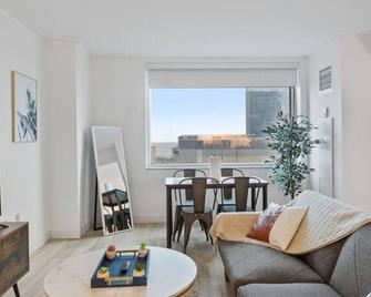 Beachfront 2br 3ba Condo By Cozysuites - Atlantic City - Ruang tamu