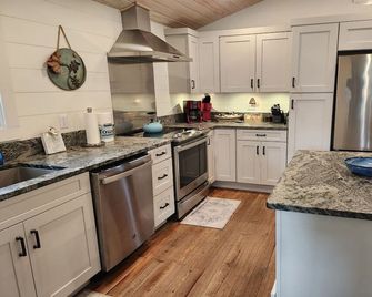 Comfy Cottage in Apalachicola; Easy Walk to Downtown! - Apalachicola - Keuken