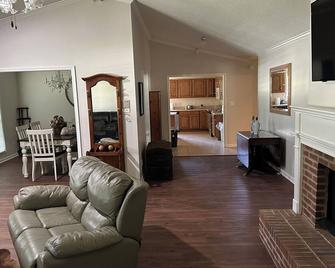 Farmhouse home located near Eufaula and Clayton, AL - Eufaula - Living room