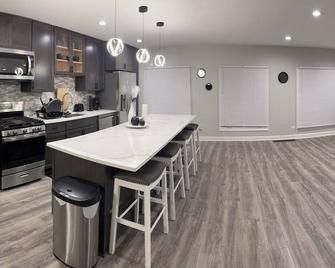 Charming 4-bedroom house with AC and WiFi in superb Lansing - Lansing - Kitchen