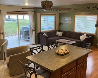 Lake Winnebago Waterfront Cottage W/Hot Tub - Fond du Lac - Dining room