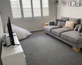 Family friendly accommodation close to the beach. - Alkimos - Sala de estar