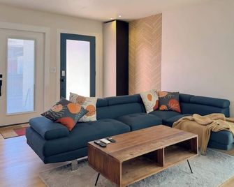 Hot Tub3bd2baBackyardKing1.2Gbpspooltable - El Centro - Soggiorno