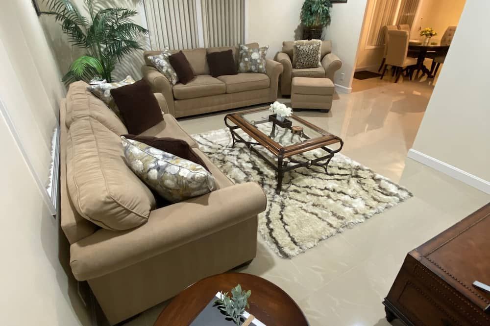 3 Bedroom 1.5 Bath home minutes from Boston!! Beautifully decorated and cozy.