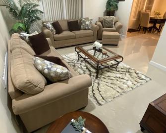3 Bedroom 1.5 Bath home minutes from Boston!! Beautifully decorated and cozy. - Randolph - Living room