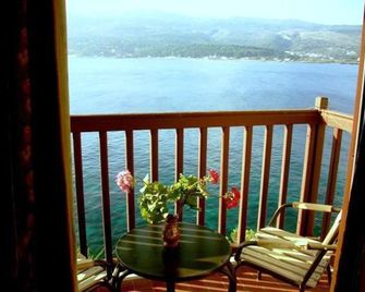 Mirini Hotel - Samos - شرفة
