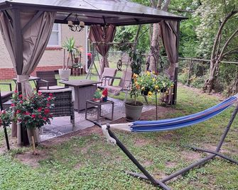 Cozy Suburban Nest Guest Suite separate from main home with hottub - Hopewell - Patio