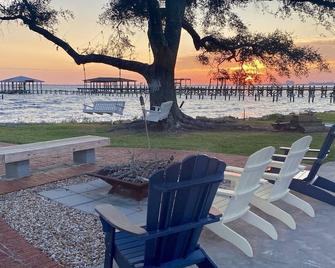 Fisherman’s Dream - “on The Rocks” Rv Camp Site On Big Lake...Or Bring Your Rv! - Hackberry - Patio