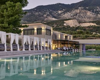 سيليستيال أول سويتس - ارغوستولي - حوض السباحة