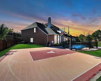 Gorgeous 5bd/3.5 bath mansion with private pool, gym, theater, & home office - Pearland - Building