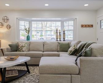 Historic Roseville Retreat with Hot Tub - Roseville - Living room