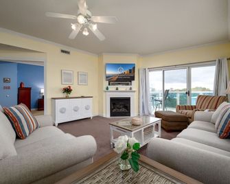 Three bedroom direct bayfront condo with pool! - Ocean City - Wohnzimmer