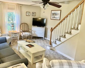 Charming Farmhouse across from Devils Backbone Brewery. - Roseland - Sala de estar