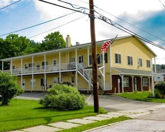 Updated Main St Condo in downtown Ludlow! - Ludlow - Edificio