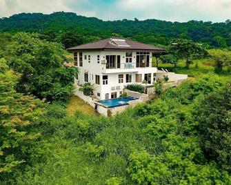 Breathtaking sea and hill view. 5 mins drive to beach. Pet Friendly. - Ciudad de Batangas - Edificio