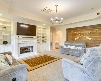 Sunny Coosa River Hideaway w/ Boat Dock & Slip! - Pell City - Living room