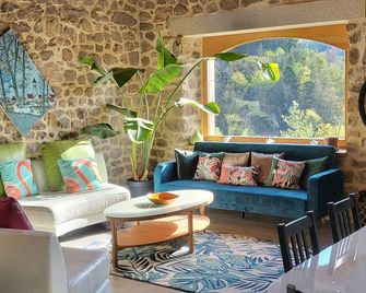 Magnificent Gîte in the heart of the Ardèche Verte region - Rochepaule - Sala de estar