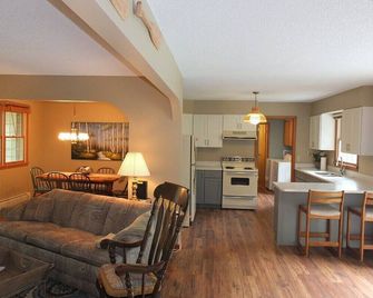 The Maple Cottage - Walk To Beach & Lake Michigan - Frankfort - Living room